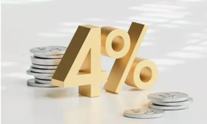 3D model zlatého symbolu 4 % a kôpky strieborných mincí.